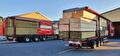 Volle trailers hout van Houthandel Reinders